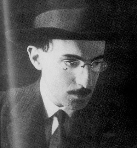 Photograph of Fernando Pessoa in hat and glasses